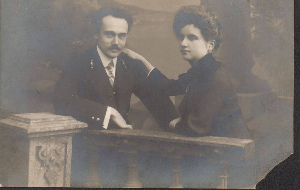 Фотооткрытка. Портрет молодой пары. Васильев Николай Михайлович с супругой.