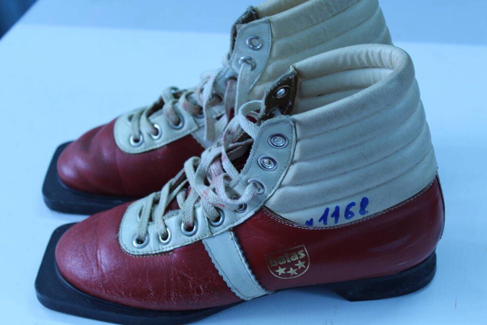 Лыжные ботинки красно-белого цвета.