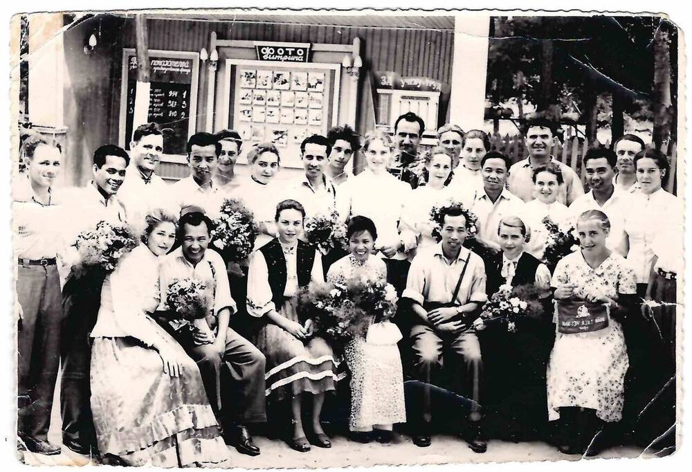 Фотография черно-белая, групповая. Изображены члены бригады Память Ильича и делегаты из Вьетнама