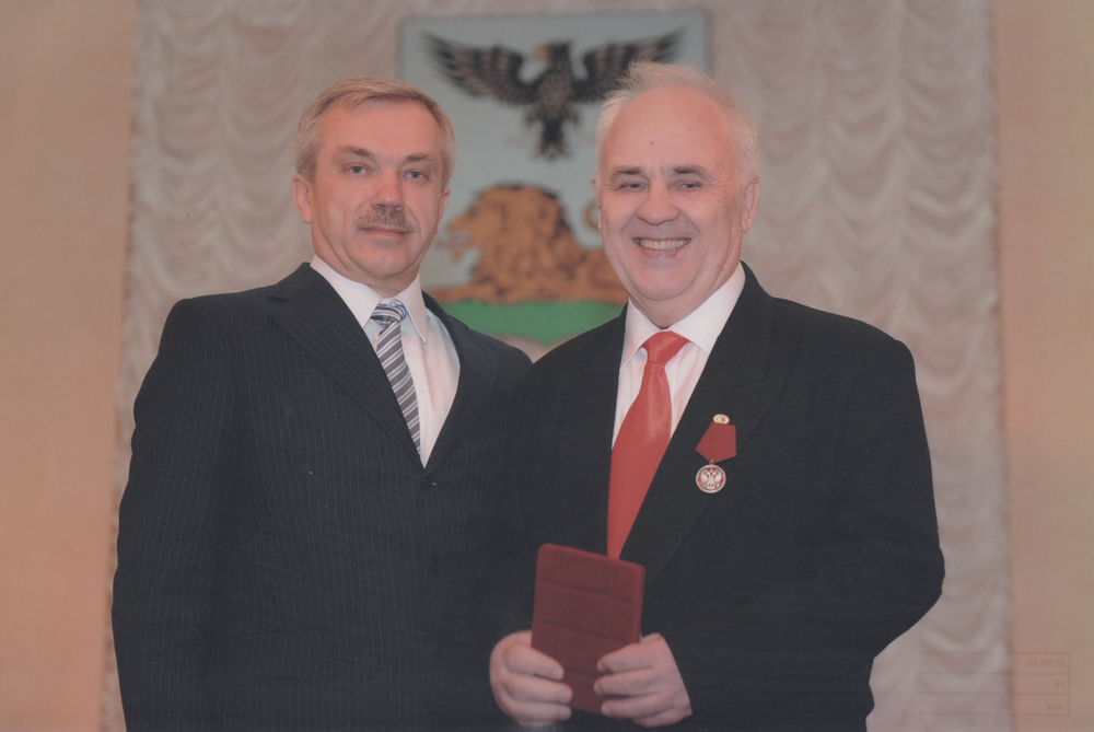 Фотография. Парный портрет. Кириллов О.Е. и губернатор Белгородской области Е. Савченко.