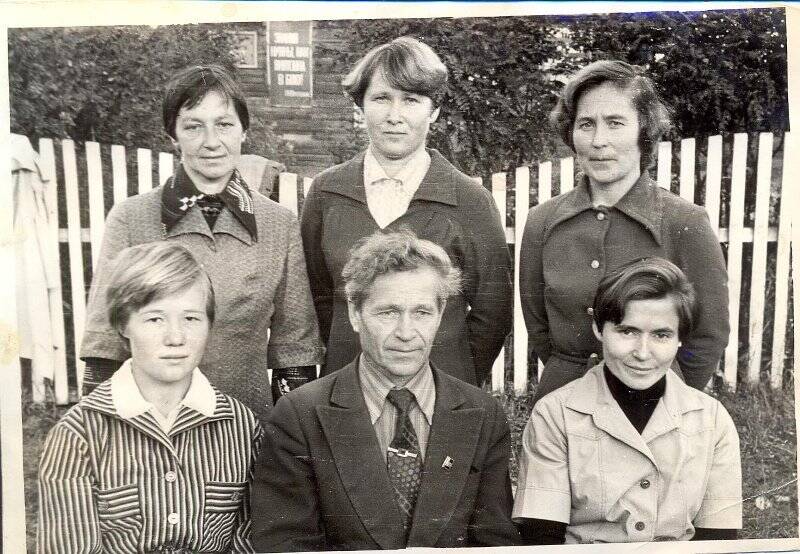 Фотография групповая. Коллектив учителей Леунской школы. 1970-е годы