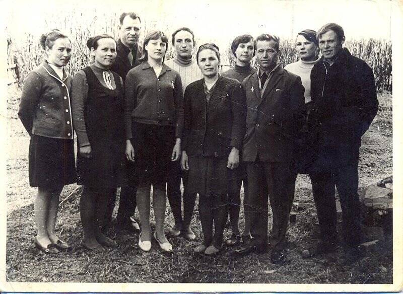 Фотография групповая. Коллектив учителей Леунской восьмилетней школы. 1967 г.