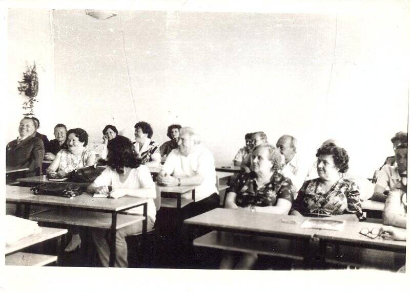 Фотография групповая. Встреча выпускников 1941 г. в Октябрьской средней школе № 1. Б/д