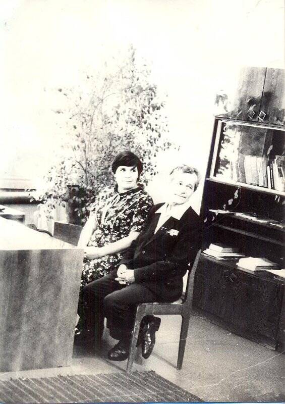 Фотография. Педагоги Леунской школы, супруги Попцовы Мария Ивановна и Афанасий Демидович. 1970-е годы