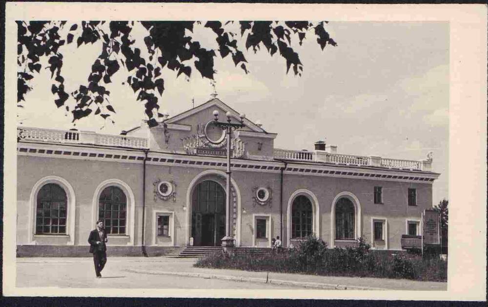 Фото. Вид на железнодорожный вокзал города Салават.