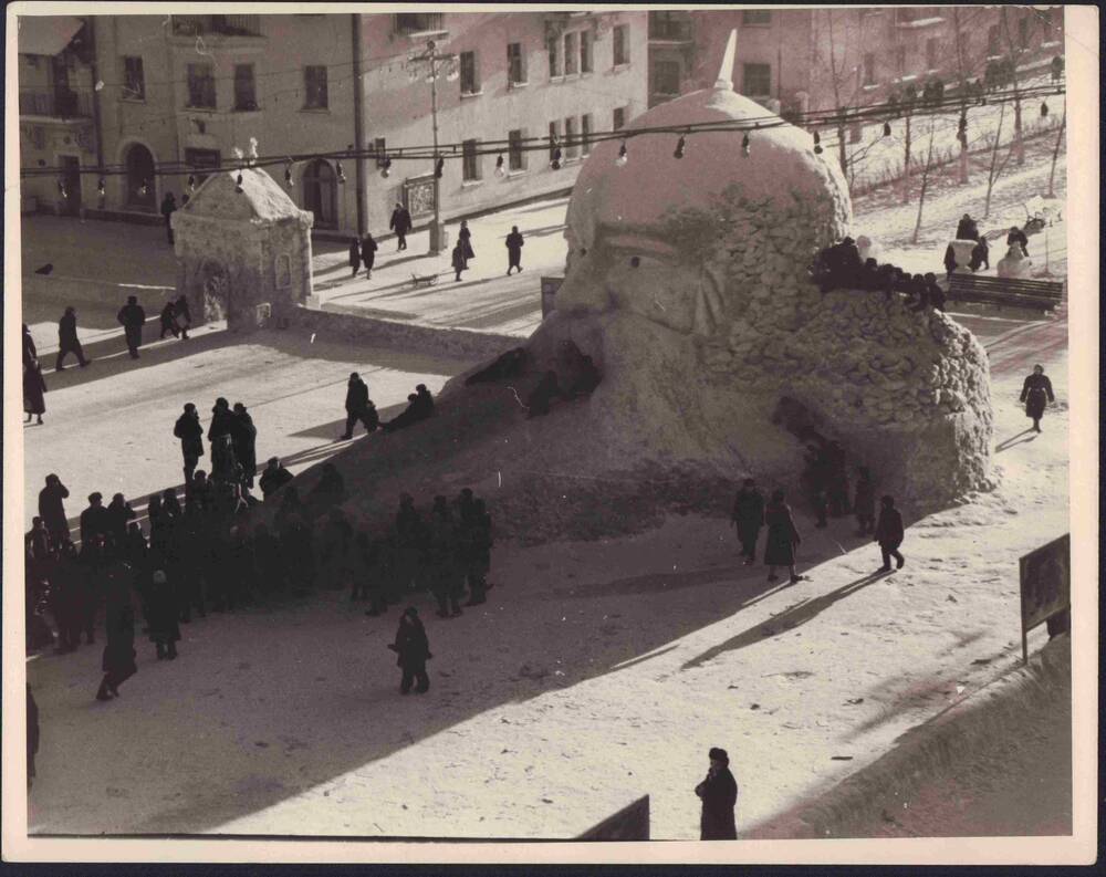 Фото. На площади им. И.В. Сталина (возле кинотеатра «Родина») - ледяная горка «Голова Руслана».