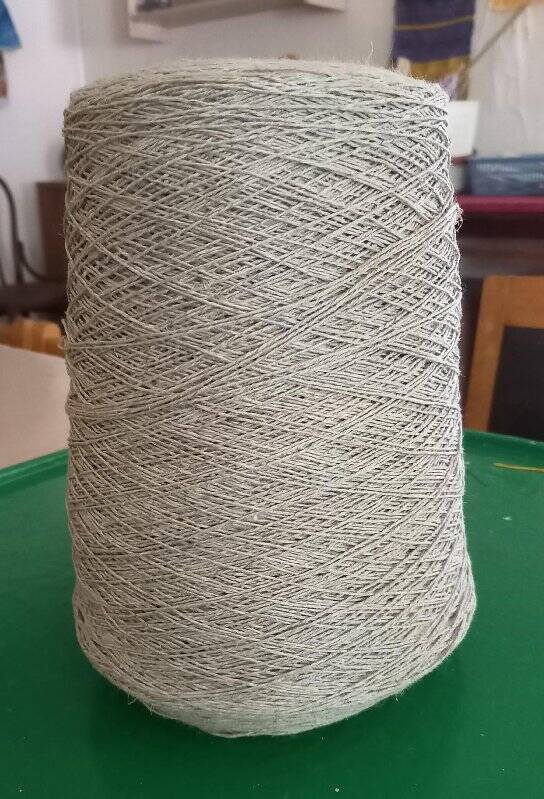 Пряжа на бобине для машинного вязания «белого» натурального цвета. Пряжа Купавинской фабрики. 77 % шерсть, выпуск 2016 г.
