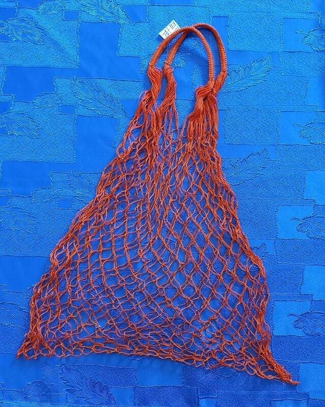 Сумка – авоська кирпичного цвета, плетеная, с двумя  ручками. Представляет собой хозяйственную сумку, плетеную из суровых х/б нитей.  СССР, 1970–1980– е годы.