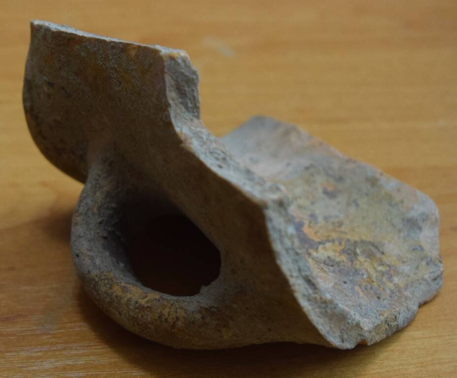 Кувшина лепного глиняного фрагмент, боковая  часть с ручкой.