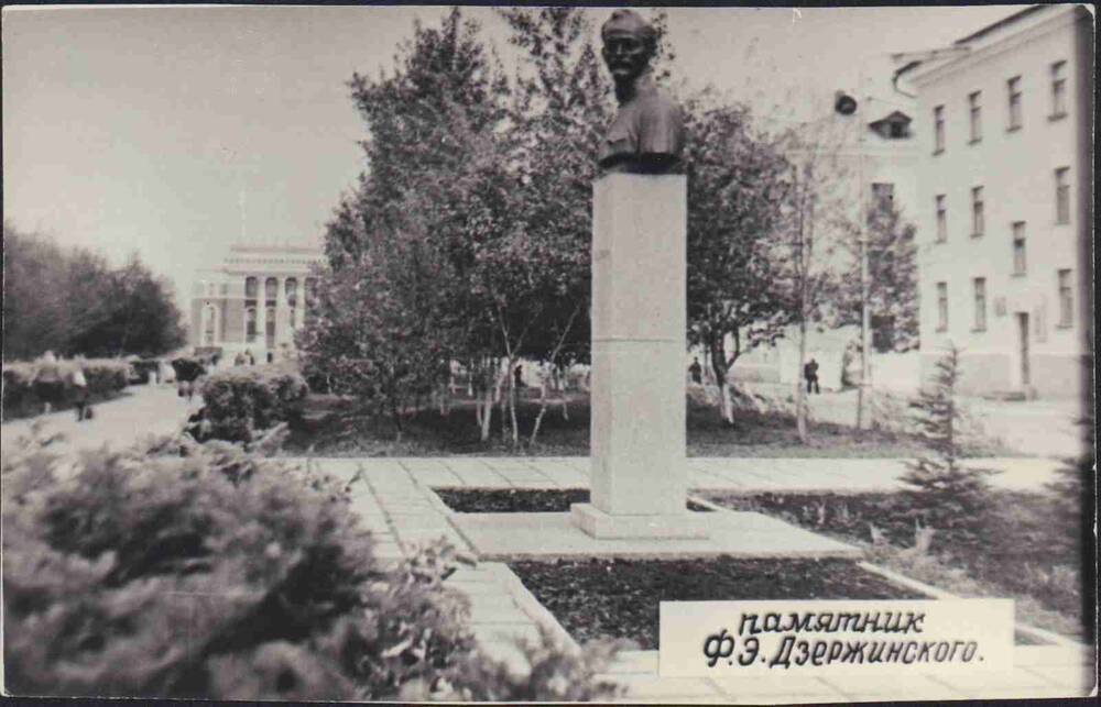 Фото. Памятник Ф.Э. Дзержинского в г. Салават.