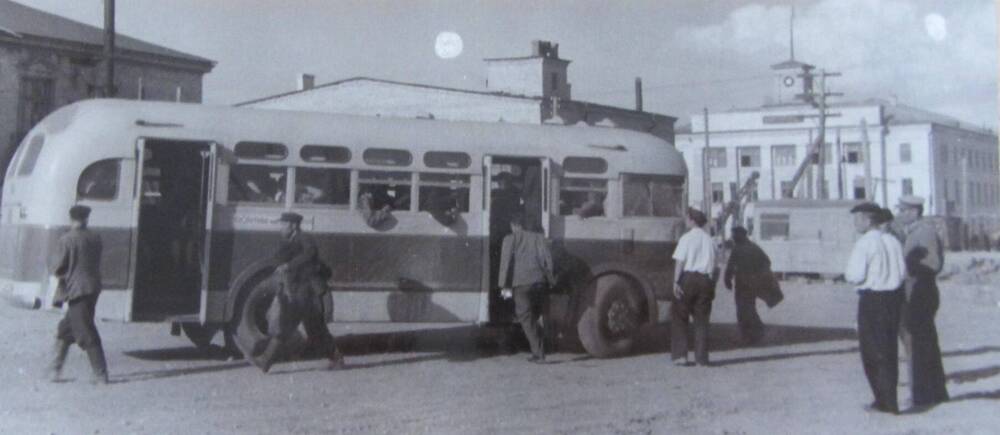 Фотография. Поселок Волжский. Остановка автобуса у Ц.Р.М.З. Май 1953 года.