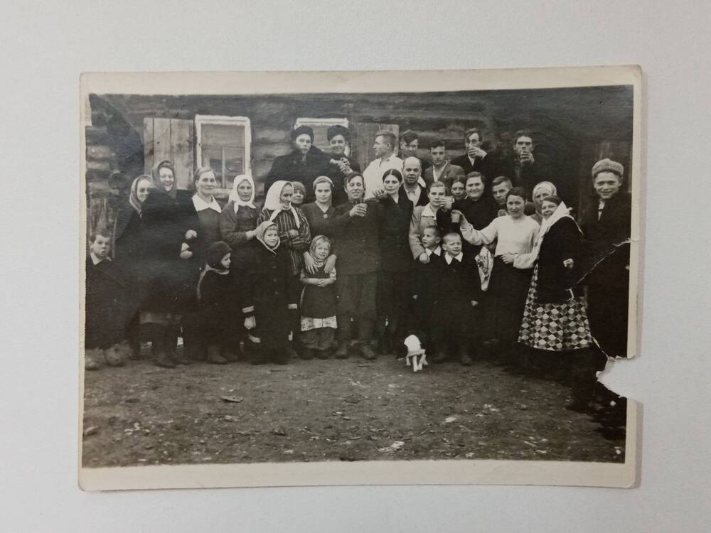 Фотография жителей улицы Набережной в д. Копьёво -  родственных семей и их друзей.