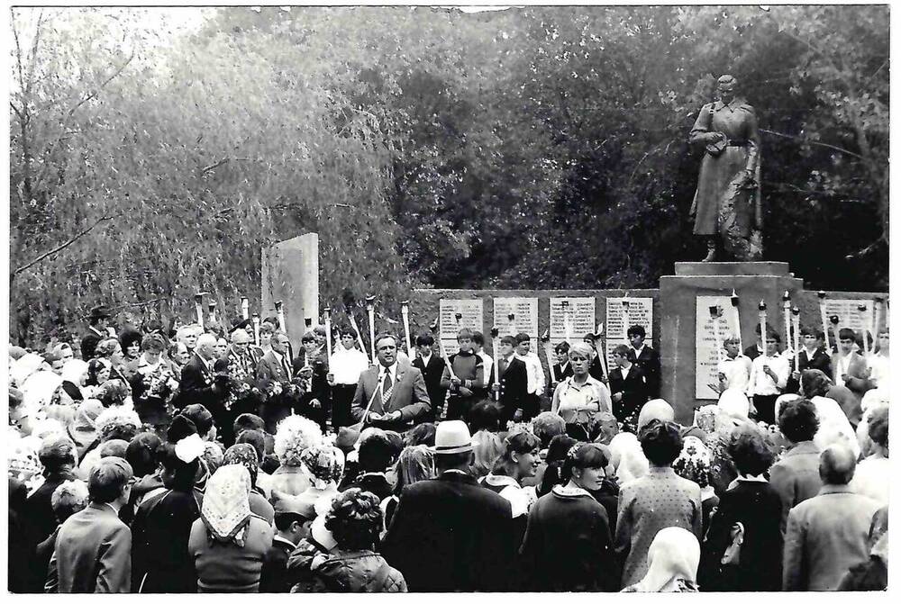 Фотография черно-белая, групповая. Митинг в селе Кеслерово.