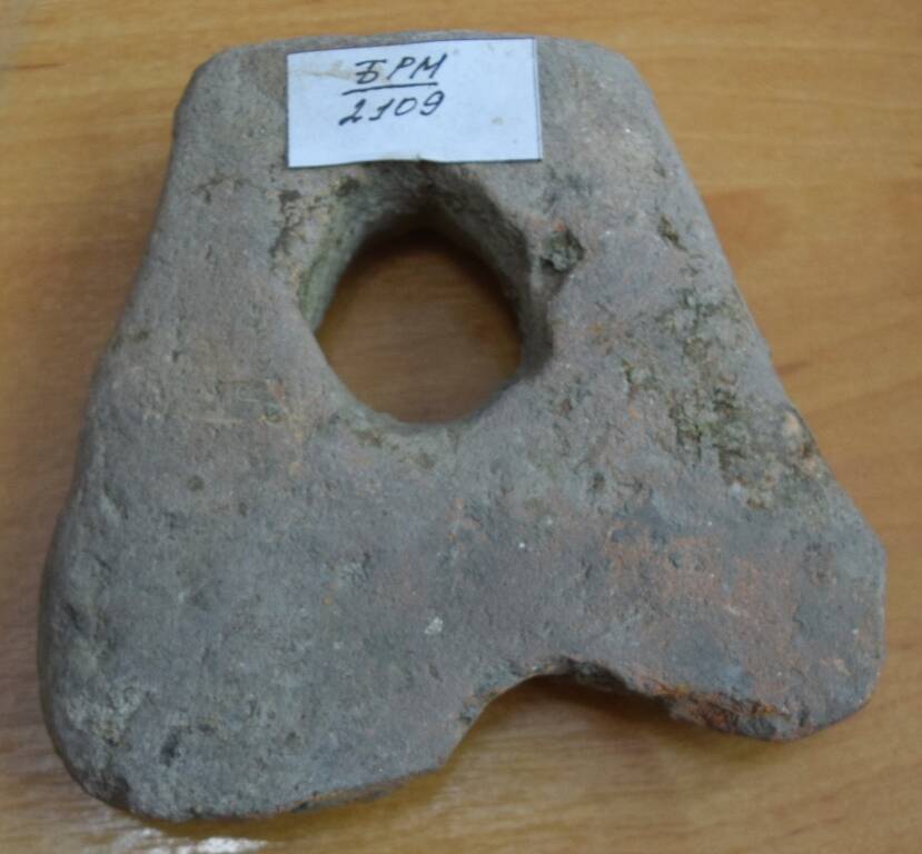 Грузило рыболовное глиняное, фрагмент, имеется отверстие. II-I век до нашей эры.