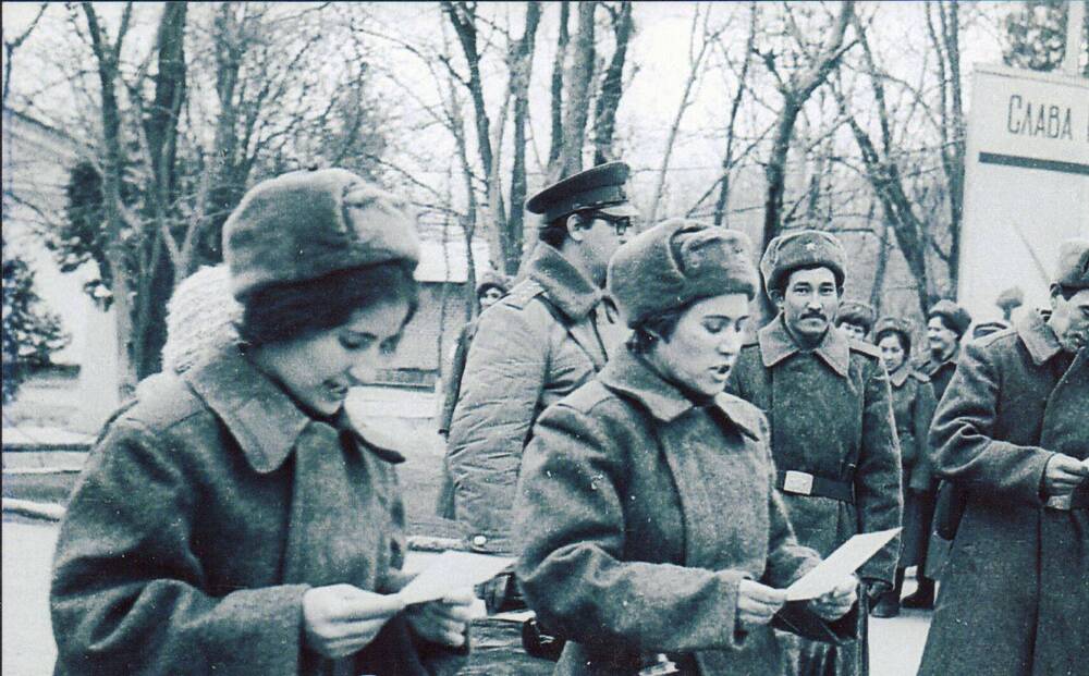 Фото. Панкратова Нина Матвеевна (2-я слева) во время приведения к военной присяге. Туркмения 1979 год