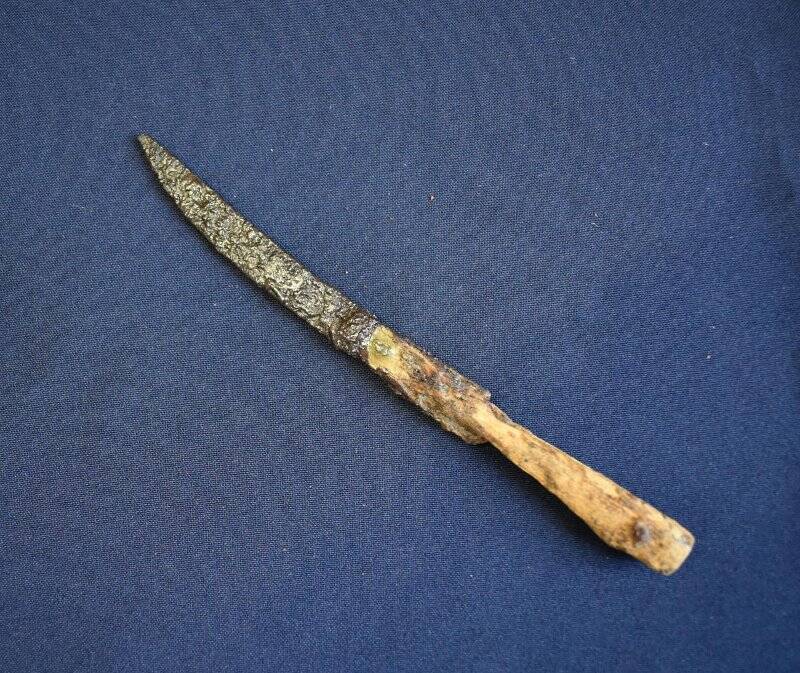 Железный нож с костяой ручкой