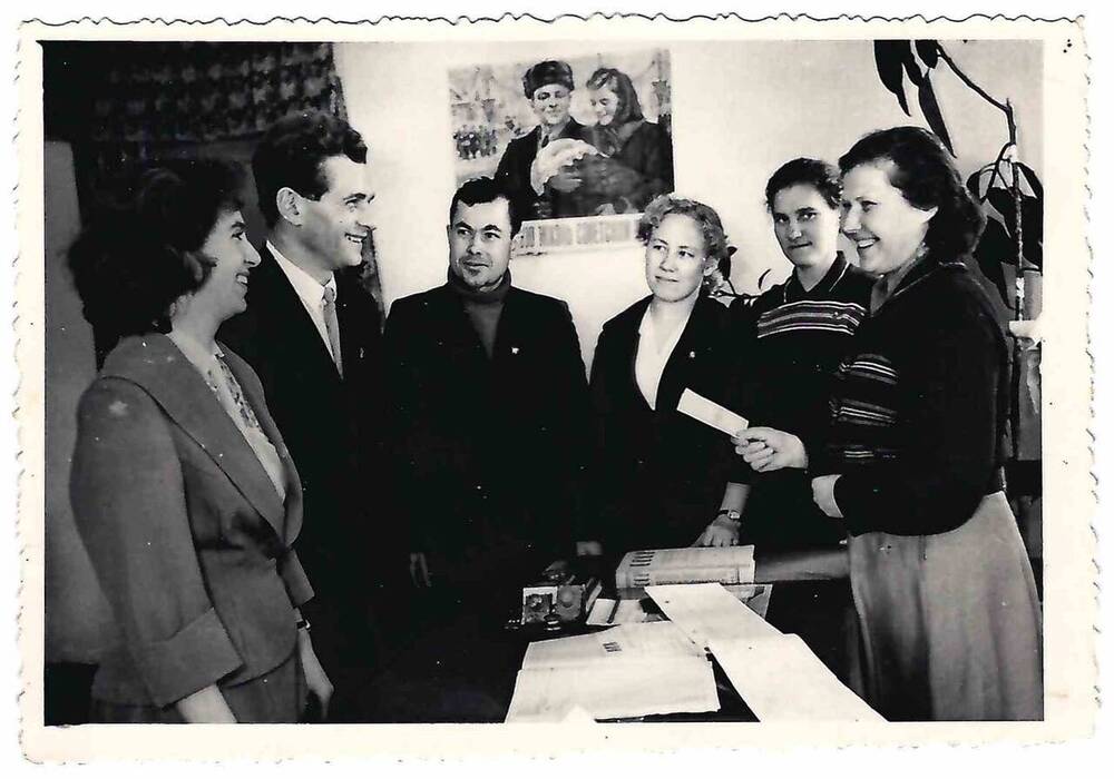 Фотография черно-белая. Слева Никифоров с женой.