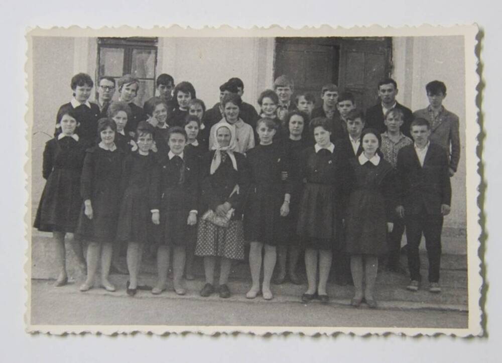 Фотография сестры Ракитного В.П. со старшеклассниками школы №12