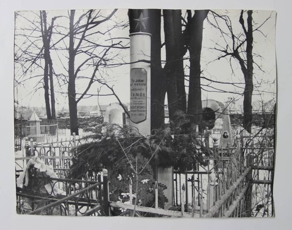 Фотография памятника героям-летчикам