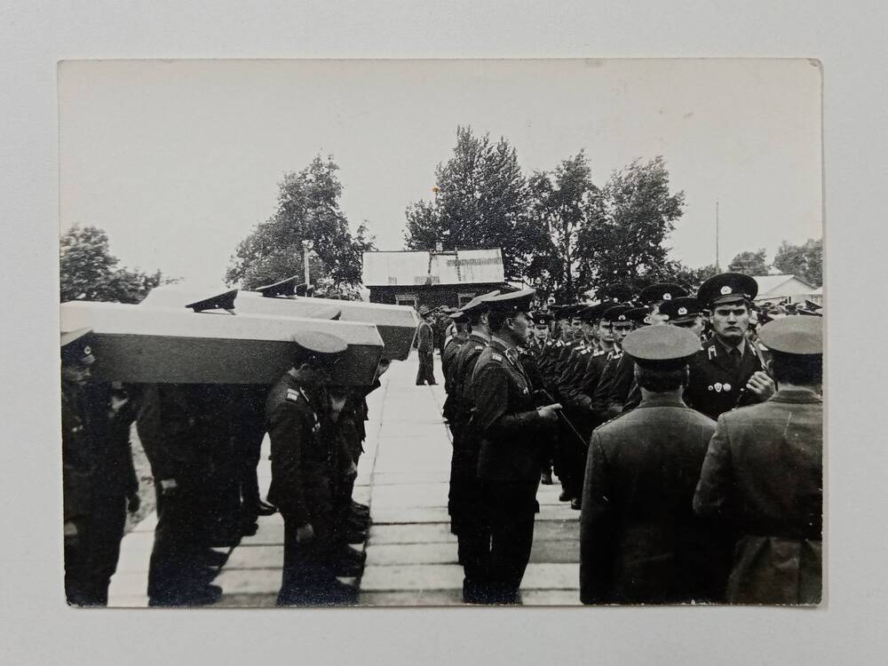 Фотография похорон воинов Советской Армии, погибших во время нападения на заставу Нижне-Михайловка, на острове Даманский 2 марта 1969 года.