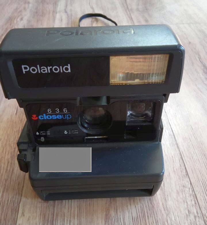Фотоаппарат Полароид в пластиковом корпусе.