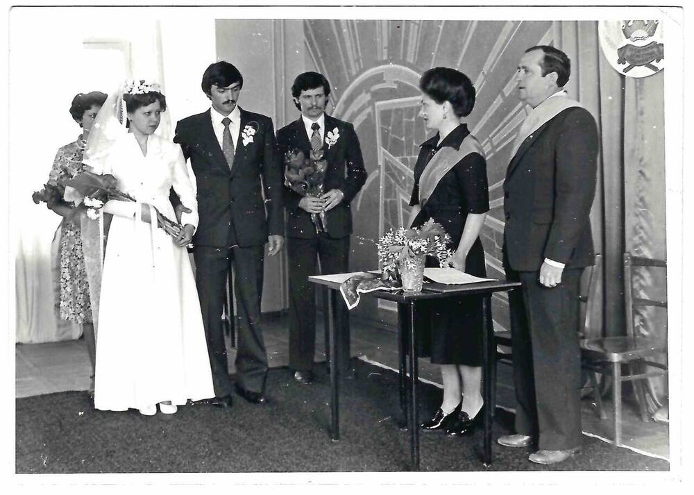 Фотография черно-белая. Изображены жених и невеста.