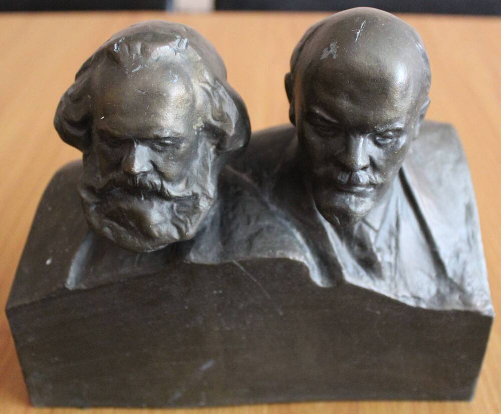 Бюсты Ленина и Маркса на одном пьедестале