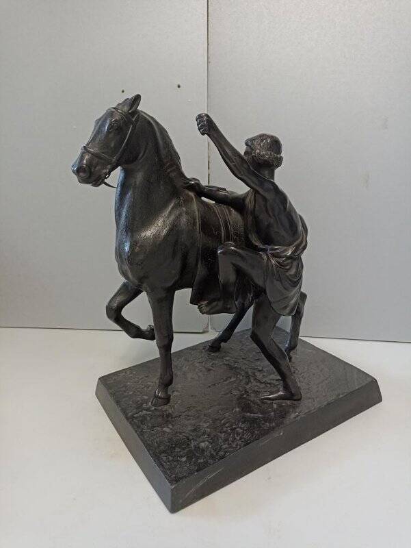 Скульптура «Ездок, садящийся на лошадь»