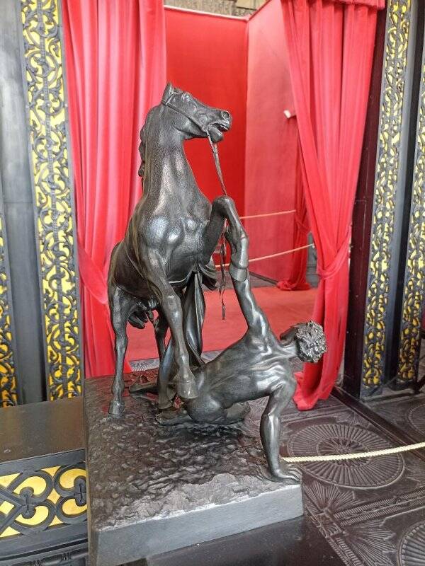 Скульптура «Лошадь с упавшим всадником»