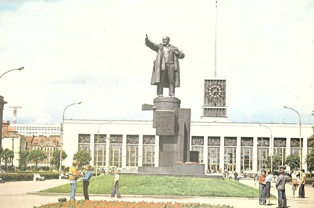 Фотооткрытка. Памятник В.И. Ленину на площади Ленина. Из комплекта Ленинград.
