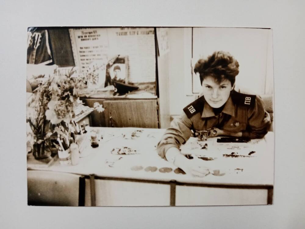 Фотография Пестовой Натальи – члена Совета клуба юных собаководов (КЮСа) имени Никиты Фёдоровича Карацупы, в музее клуба. 1980-е гг.