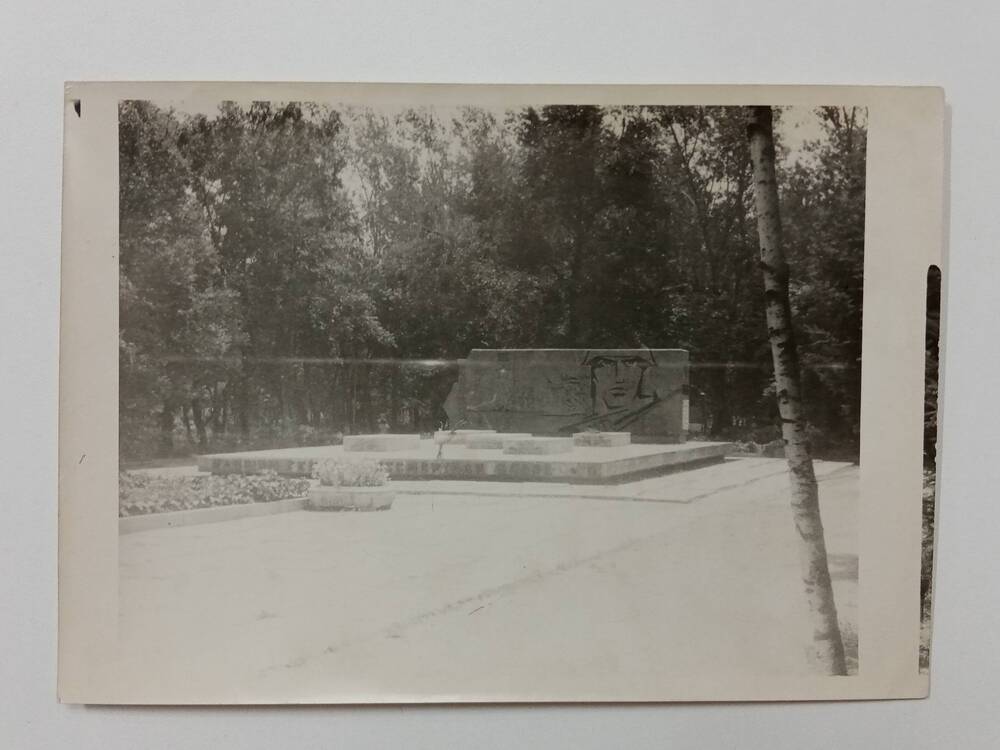 Фотография стелы в память о погибших воинах-пограничниках от рук китайских провокаторов на острове Даманский на месте перезахоронения в городе Иман (позже переименованного в Дальнереченск). 1980-е гг.