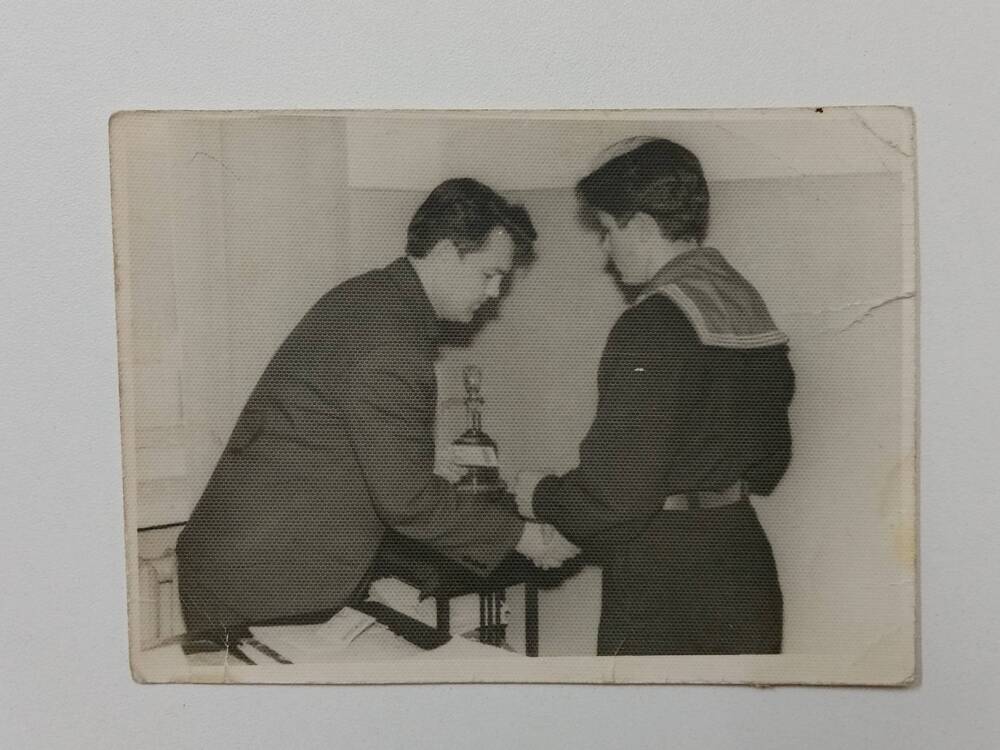 Фотография Колодкина Николая Ивановича во время вручения ему комсомольского билета, стоит справа в морской форме. 1966 г.