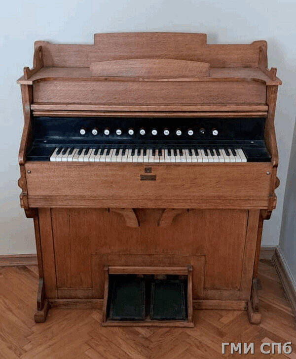 Фисгармония - инструмент музыкальный язычковый пневматический клавишный, в корпусе светлого дерева.
