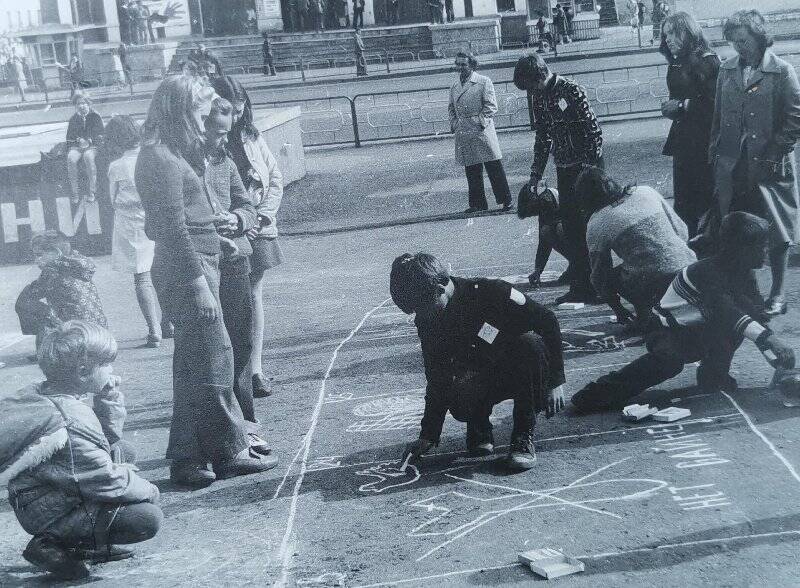 Фотография черно-белая. «40-летие Победы в Норильске».