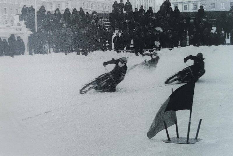 Фотография черно-белая. «Чемпионат в Норильске». Мотоциклисты.