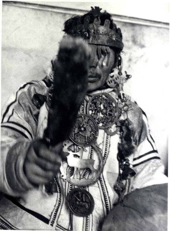 Фотография черно-белая. Портрет Дельсюмеку Демнемеевича Костеркика, рабочего из Усть – Авама, в костюме шамана.