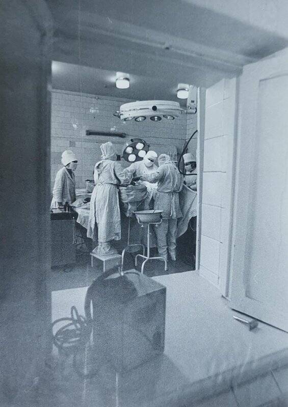 Фотография черно-белая. «В операционной палате».