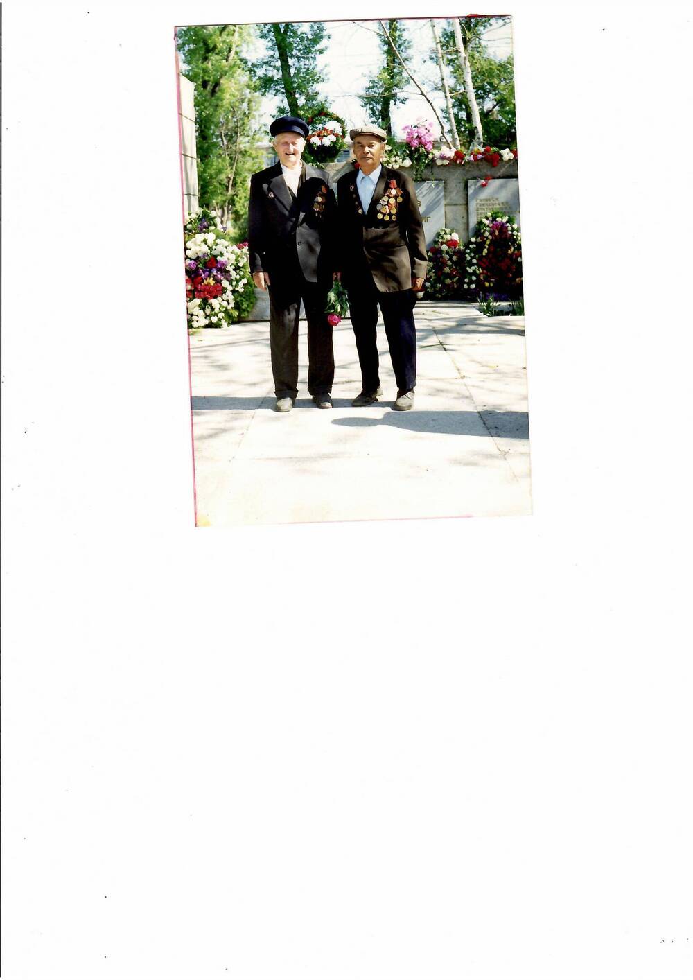 Фото цветное.На снимке изображение в рост двух ветеранов ВОВ. Справа Цыганков Иван Федорович.