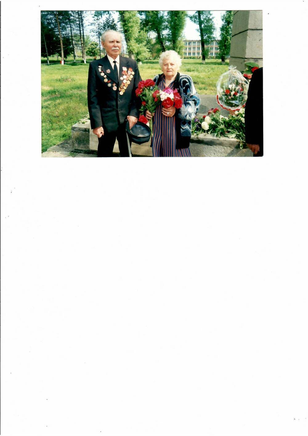 Фото цветное. На снимке изображен ветеран ВОВ Иванов Михаил Александрович с супругой.