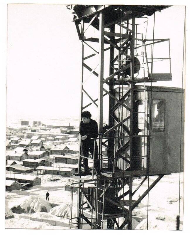 Фотография ч/б. Вид на город с крыши строящегося дома. Фондообразователь: Общественный музей Нефтеюганска