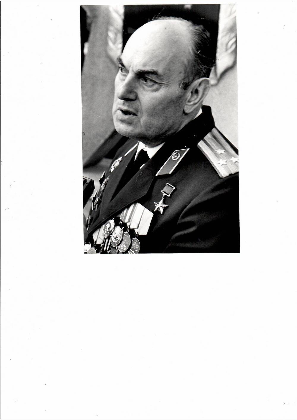 Фотопортрет. На снимке погрудное изображение ветерана ВОВ Авакян Гранта Арсеновича