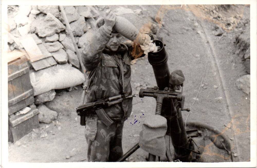 Фотография сюжетная  по теме Локальный конфликт в Афганистане периода 1980-х годов.120 мм миномёт