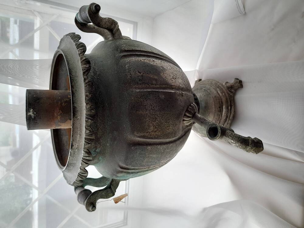 Самовар - металлический сосуд для кипячения воды и приготовления чая, конец XIX - начало XХ века.