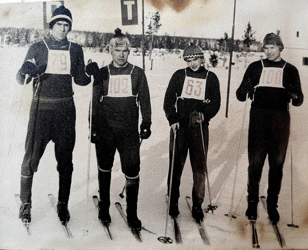 фотография.  Мужская команда с успехом защищавшая честь своего цеха в зимней спартакиаде 1967-1968гг