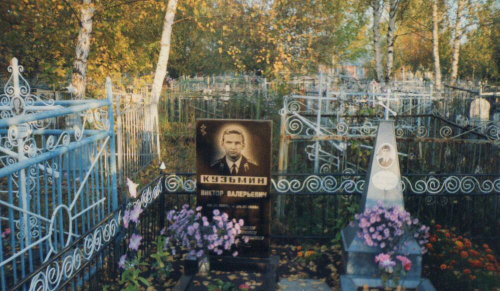 Фото. Место захоронения Кузьмина Виктора Валерьевича, уроженца р.п. Инжавино, капитана-десантника , погибшего в Чечне в 1995 году.