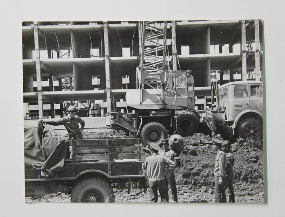 Фотография Погрузка авиабомбы, найденной при строительстве в Алексине