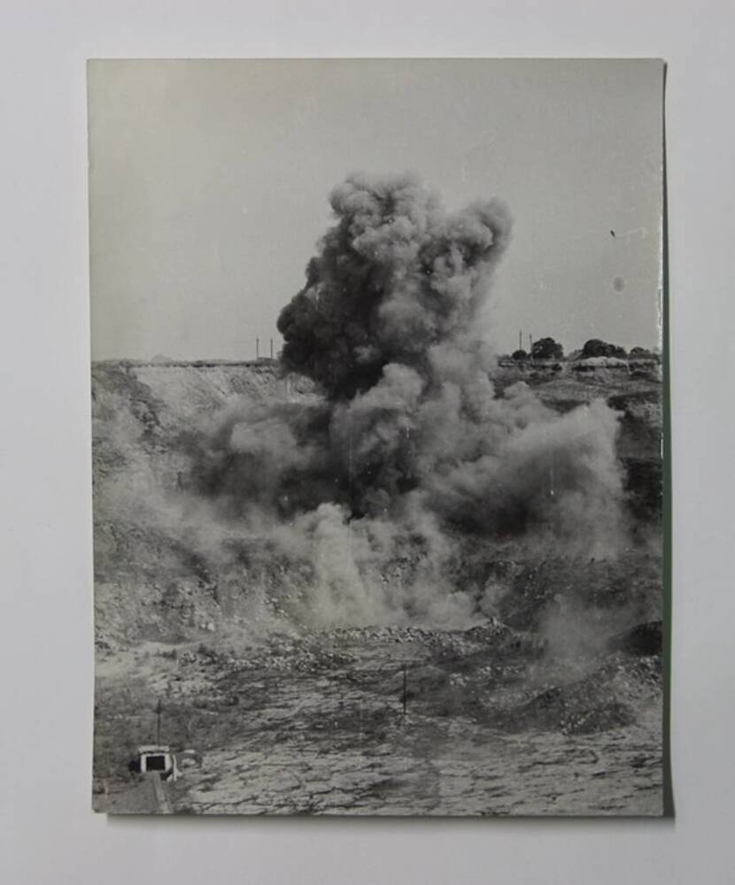 Фотография Взрыв авиабомбы в карьере каменно-щебеночного завода