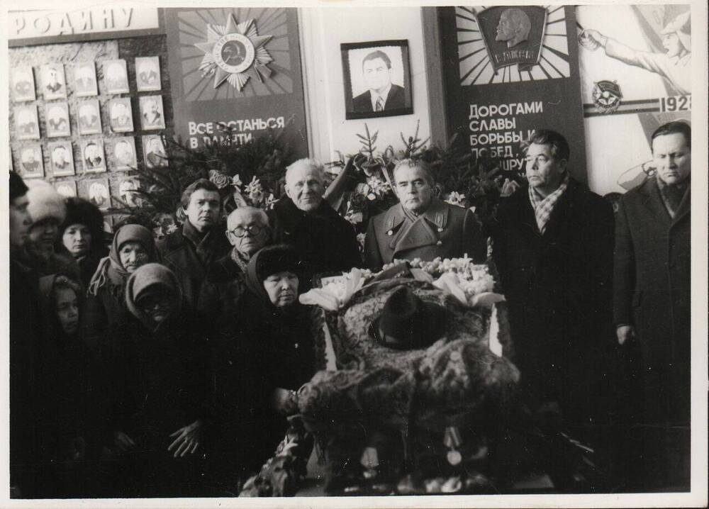 Фото. Похороны П. Г. Николаева, председателя колхоза им. А. Г. Николаева, младшего брата космонавта.