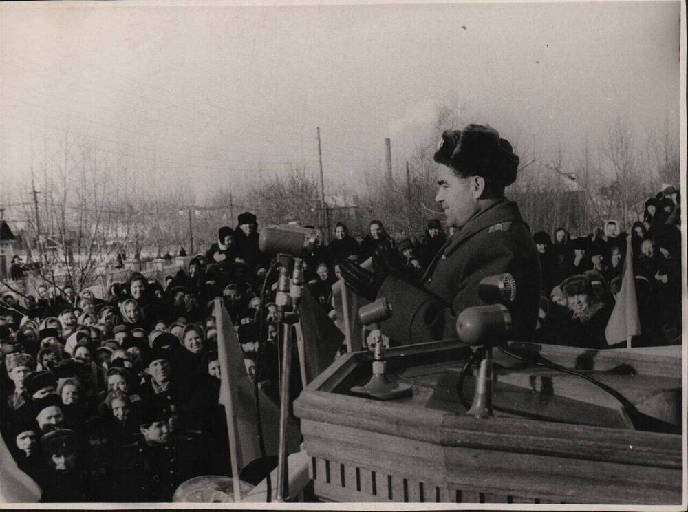 Фото. А. Г. Николаев выступает перед земляками.